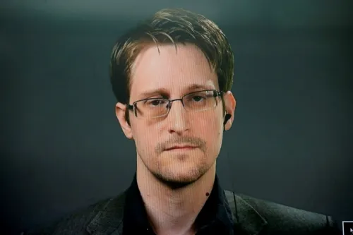 Rusia otorga residencia permanente a Snowden, exanalista acusado de espionaje en EEUU