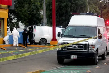 Pareja de asaltantes mata a un hombre y deja herido a otro en un Oxxo de la Humboldt