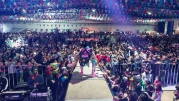 Miles de personas disfrutan de la Feria de Atlixco, ayer se vivió la emoción de la lucha libre AAA