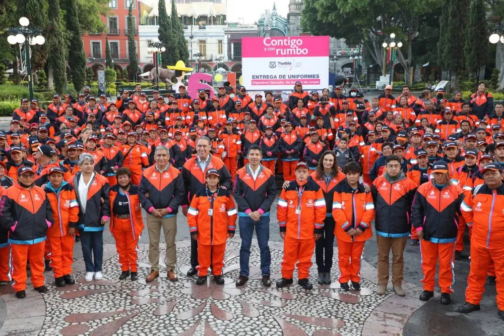 Entrega de uniformes a naranjitas