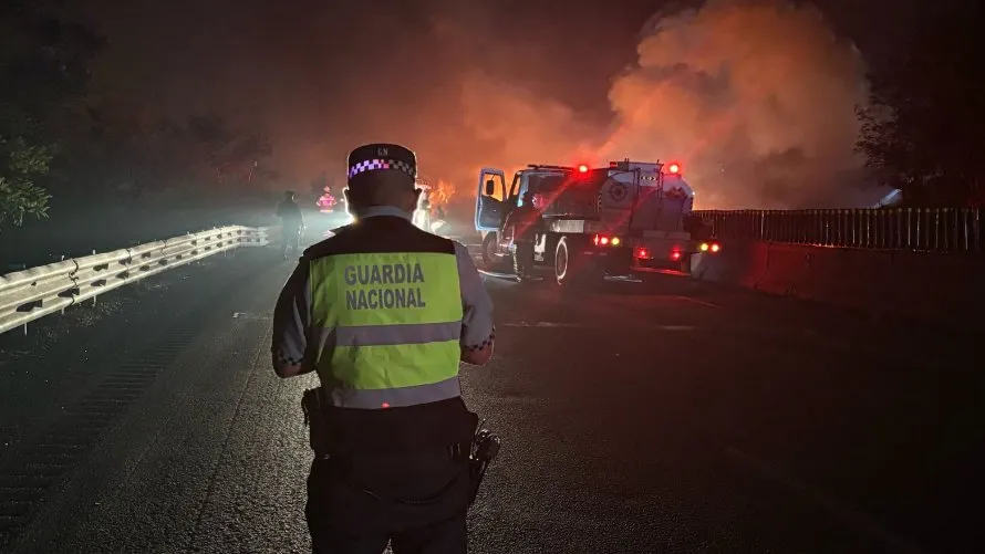 Explota pipa de gas en autopista Córdoba-Puebla y desata incendio que amenaza viviendas