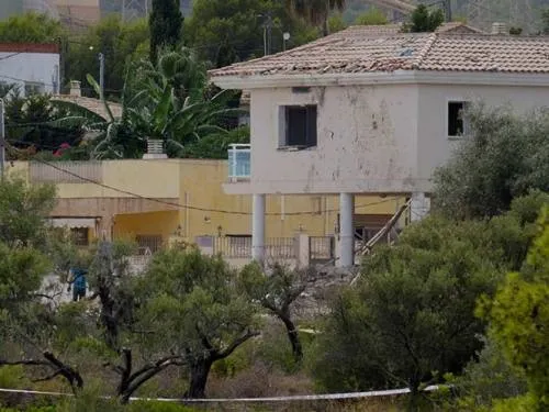 Hallan cinturón de explosivos en guarida de terroristas de Barcelona