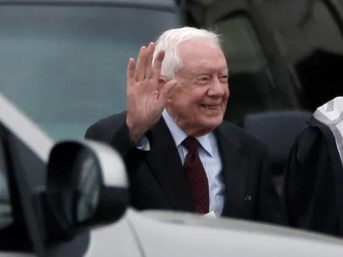 Dan de alta a expresidente Jimmy Carter tras infección en vías urinarias