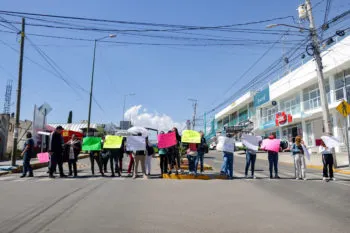 Habitantes de Santa Cruz Buenavista se manifestaron para exigir pavimentación en la colonia