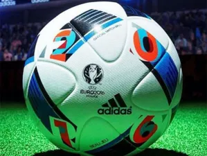Zidane presenta el balón de la Eurocopa 2016