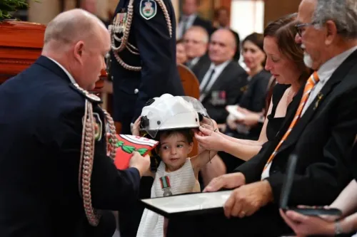 Hija de bombero fallecido conmueve durante funeral