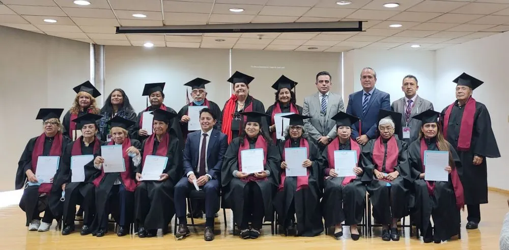 Reciben certificado de preparatoria adultos mayores del ISSSTE