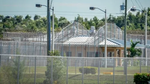 Muere, por COVID-19, segundo migrante en custodia de ICE en Florida