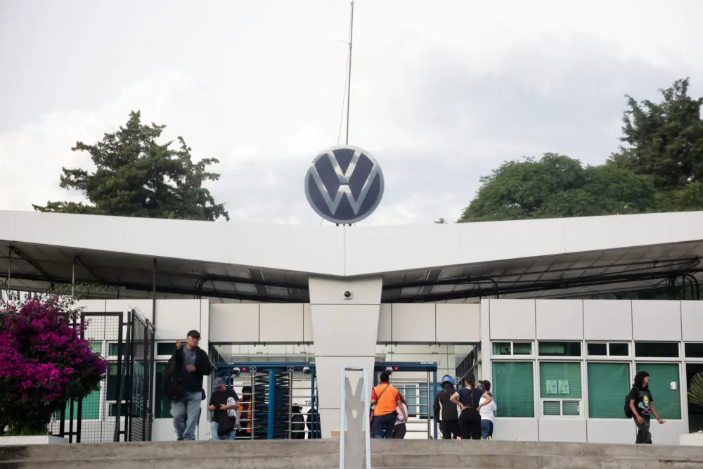 Rechazan trabajadores de Volkswagen Puebla aumento global de 10.04%; sindicato buscará nuevo acuerdo