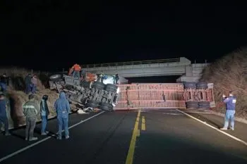 Colisión frontal entre tráileres deja dos muertos y colapso vial en la Amozoc-Perote