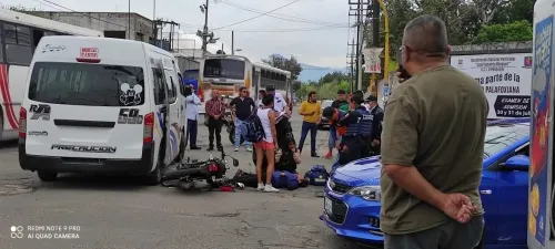 Motocicleta se impacta con unidad de ruta Azteca