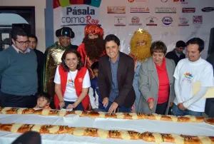 Miles disfrutan en San Pedro Cholula de rosca de Reyes monumental