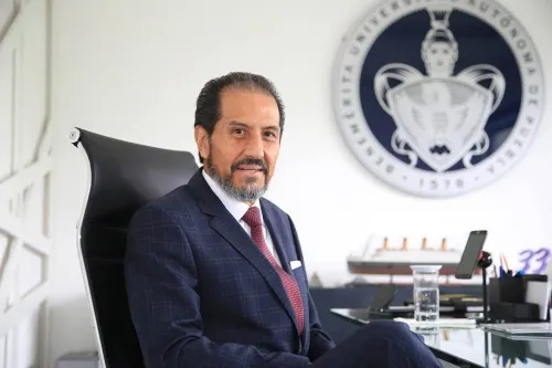 Alfonso Esparza reconoce trabajo de maestros en la BUAP