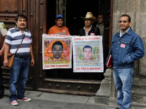 Se reúnen padres de los 43 y la FGR en Palacio Nacional