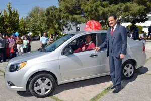 Entrega rector premios a ganadores de los sorteos de Colaboradores y Estudiantes?