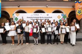 Céspedes Peregrina destaca su compromiso con los jóvenes durante la entrega del Premio Estatal de la Juventud
