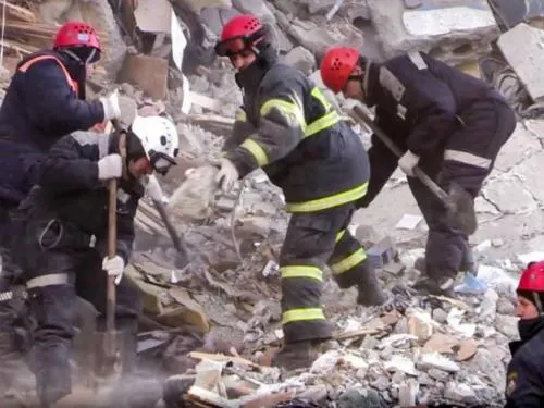 Mueren 39 personas por derrumbe de edificio en Rusia