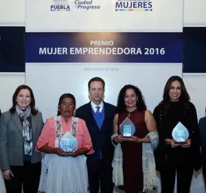 Luis Banck entregó Premio a Mujer Emprendedora 2016