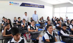 RMV cumple compromiso con estudiantes y productores de Pahuatlán