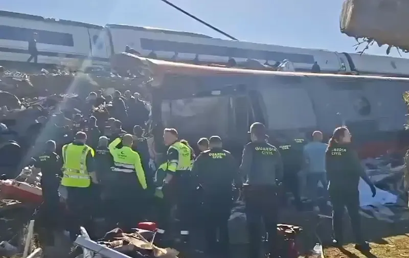 Choque de dos trenes de alta velocidad en España deja al menos 64 muertos