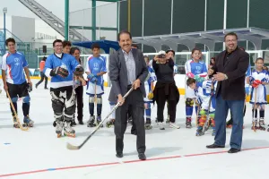 Alfonso Esparza Ortiz inaugura cancha de hockey BUAP