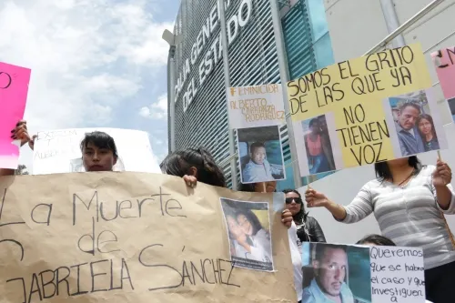 Familiares de joven mujer asesinada exigen la detención del homicida al manifestarse en la FGE