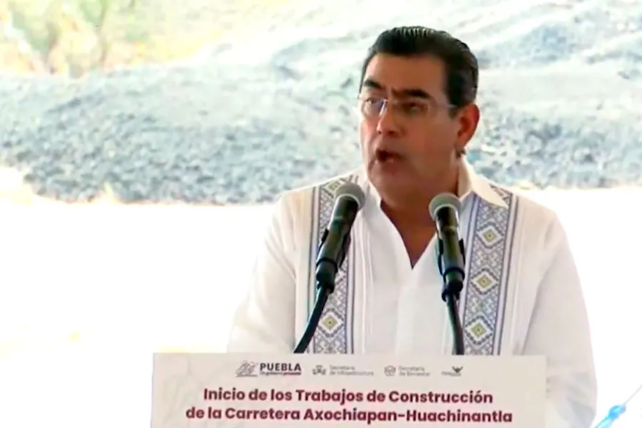 El gobernador de Puebla, Sergio Salomón Céspedes, dio inicio a los trabajos de la carretera Axochiapan-Huachinantla, en la Mixteca poblana. Foto: Captura de pantalla