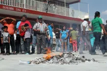 Pobladores de La Resurrección queman boletas; denuncian compra de votos