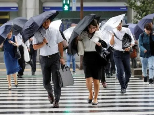Alerta en Japón por tifón; evacuan a miles