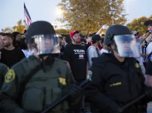 Arrestan a 17 personas por protestas contra Trump en California