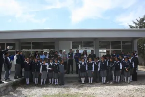 Néstor Camarillo inaugura dos aulas en secundaria de Quecholac