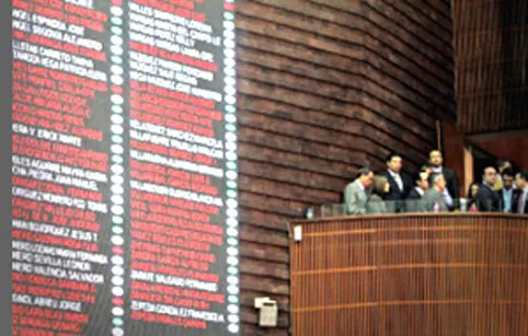 Aprueban reforma laboral pese a toma de tribuna