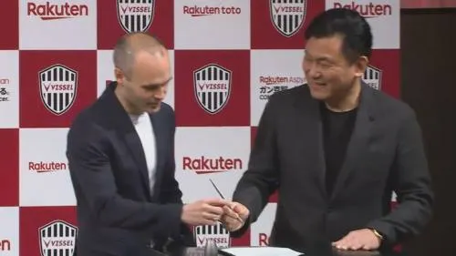 Iniesta firma con el Vissel Kobe