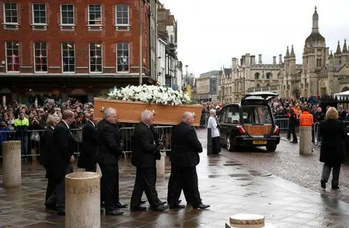 Miles dan último adiós a Stephen Hawking en Cambridge