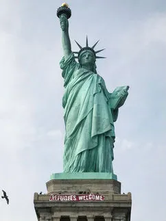 Colocan cartel sobre refugiados en Estatua de la Libertad