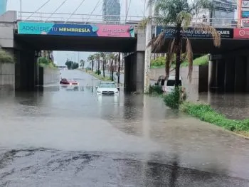 Tormenta eléctrica ocasionó daños e inundaciones en la ciudad de Puebla
