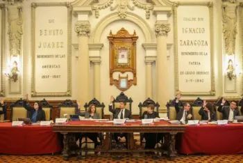 Regula Cabildo de Puebla actividad comercial de salones sociales