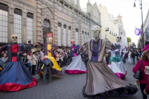 Participan miles en desfile Pasacalles en Puebla