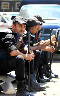 Mueren al menos 21 policías en Egipto en accidente carretero