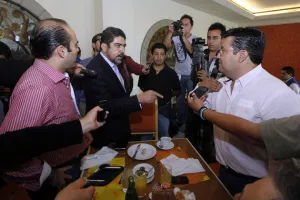 Espino arremete contra RMV; Zaldívar lo encara y defiende al gobernador