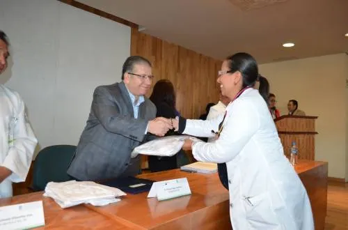 Entrega Doger Guerrero uniformes y ropa de trabajo a personal del IMSS