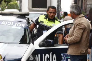 Apenas 3 elementos agilizan tránsito de la 10 Poniente-Oriente