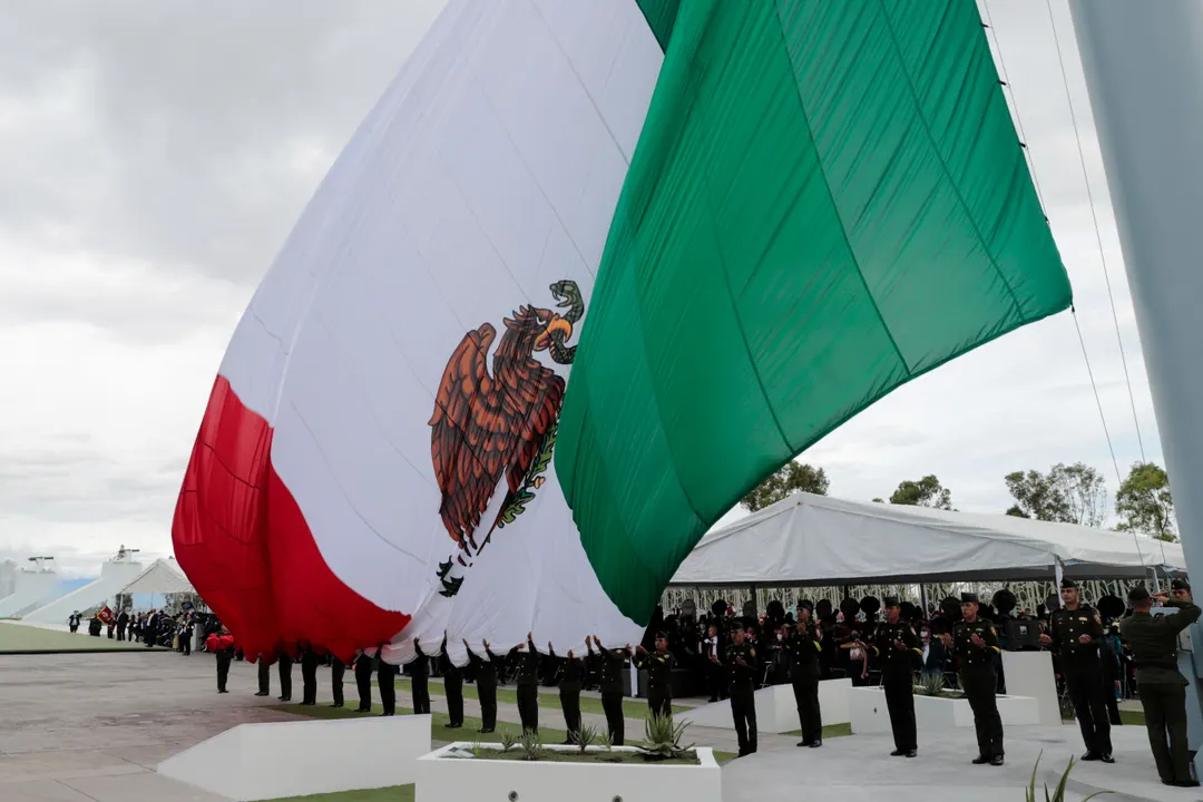 Inaugura MBH bandera monumental : “nos inspira a ser mejores y reconocer reclamo social”