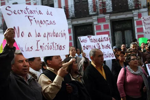 Se manifiestan burócratas en el Congreso