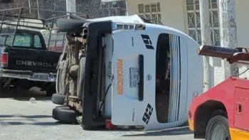 Se registran dos accidentes más del transporte público; 17 lesionados en una combi volcada