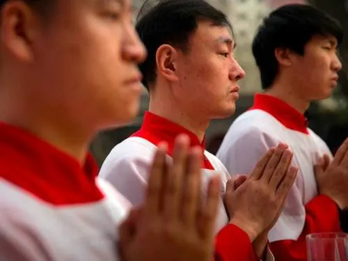 Firman Vaticano y China acuerdo histórico para nombrar obispos