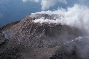 Se registra explosión y caída de material incandescente en Volcán de Colima