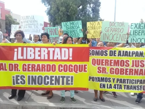 Habitantes de Ajalpan piden al gobernador se libere a director del Hospital Integral
