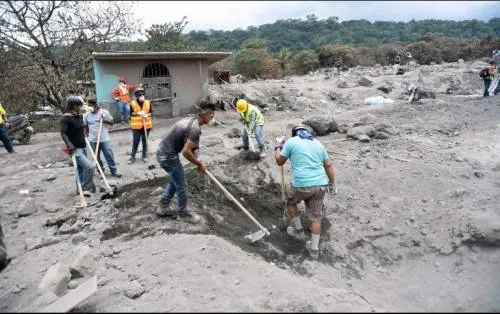 Reanudan búsqueda de víctimas de volcán de Fuego en Guatemala