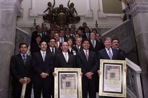Eduardo Rivera entrega copias de la Cédula Real a presidentes locales de la CEDH